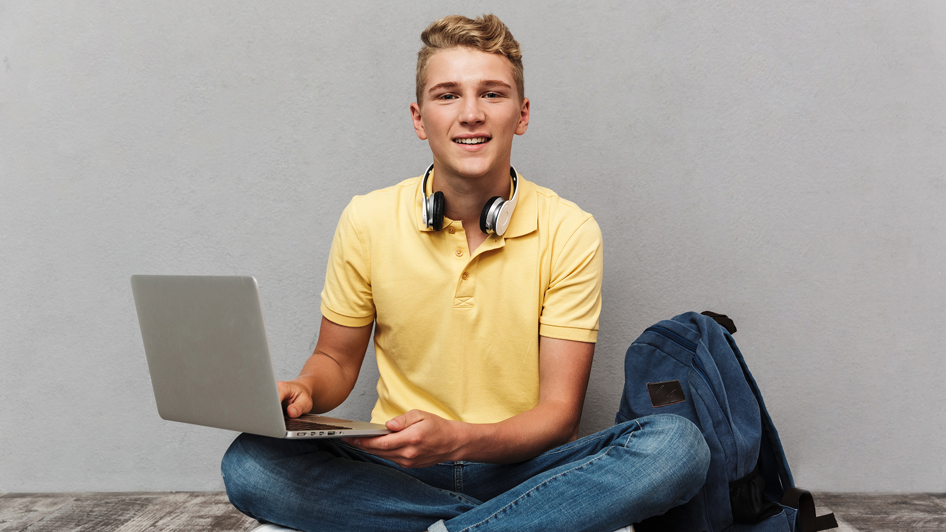 Junger Teenager profitiert von Online Lerncoaching